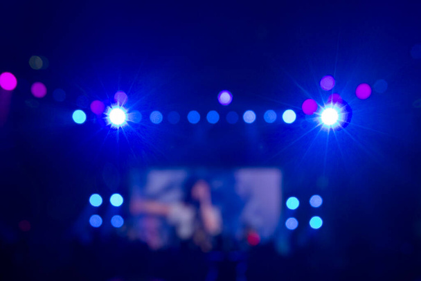 Luces coloridas brillantes del escenario del fondo borroso, luz del concierto de Bokeh - Foto, imagen