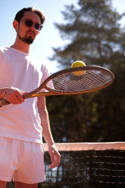 портрет мужчины, играющего в теннис на корте - Фото, изображение