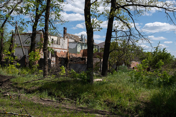 Ukrayna 2022 'de savaş. Ukrayna 'nın kırsal kesimindeki Kharkiv füzelerinden sonra yıkılan, bombalanan ve yakılan yerleşim yerleri. Rus saldırganlığı. Rus saldırısı Ukrayna 'da. Rusya Ukrayna 'yı bombalıyor - Fotoğraf, Görsel
