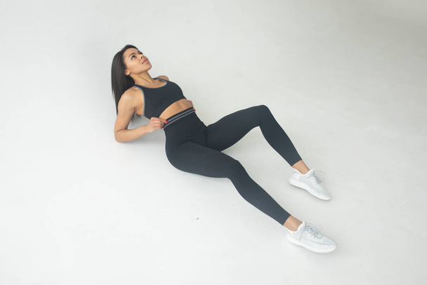 young fit african american woman in sportswear posing on grey background  - Foto, Imagen