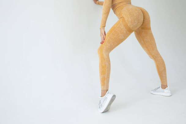 jong fit Afrikaans amerikaanse vrouw in sportkleding poseren op grijze achtergrond  - Foto, afbeelding