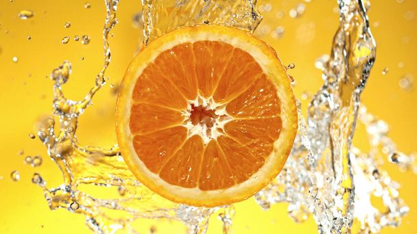 Кусочек апельсина с брызгами воды на цветном фоне. Изолированная студия съемки, свежие фрукты фон. - Фото, изображение