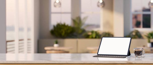 Tabletop mit Tablet-Touchpad-Bildschirm-Attrappe, drahtloser Tastatur, einer Tasse Kaffee und Kopierraum für die Produktdarstellung über verschwommenem modernem Café im Hintergrund. 3D-Darstellung, 3D-Illustration - Foto, Bild