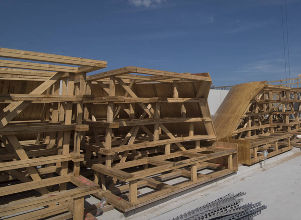 construcción de madera en la industria de la construcción, construcción con madera, recurso natural - Foto, Imagen