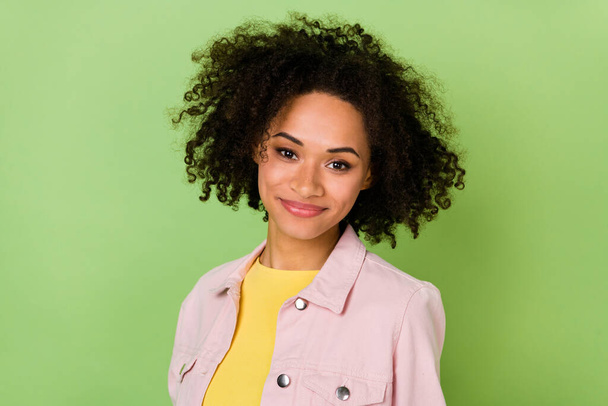 Close-up image of gorgeous stunning young lady smiling wear pink jacket isolated on green color background. - Foto, afbeelding