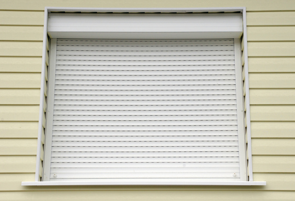 Janela com persianas externas brancas casa
 - Foto, Imagem