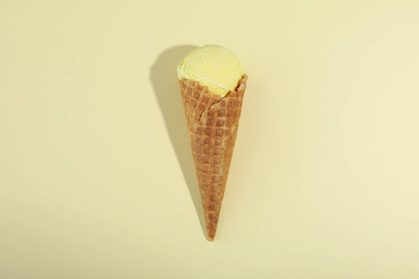 Конус мороженого на бежевом фоне - Фото, изображение