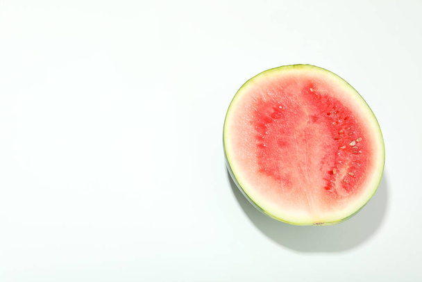 Hälfte der frischen Wassermelone auf weißem Hintergrund - Foto, Bild
