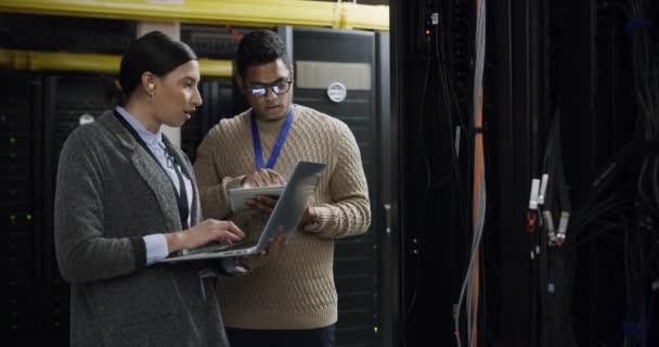 4k video footage of two technicians working together in a server room. - Filmmaterial, Video
