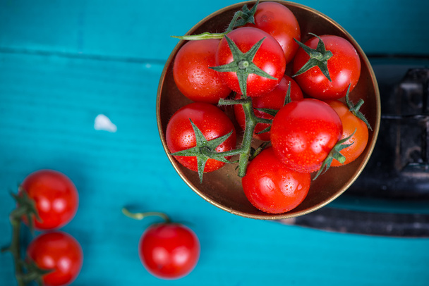 boerderij verse tomaten op vintage schaal - Foto, afbeelding