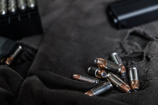 9 χιλιοστά κρύβουν ημι αυτόματο όπλο με σακάκι ιερό σημείο σφαίρα σε ύφασμα φόντο - Φωτογραφία, εικόνα