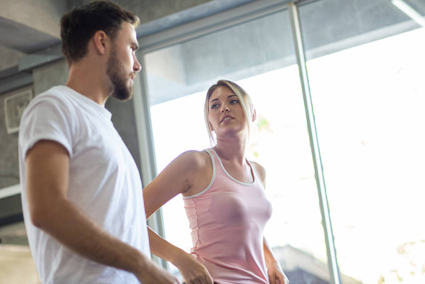 Спортивные мужчины и женщины, делающие растяжку перед физическими упражнениями в фитнес-зал здоровый образ жизни - Фото, изображение