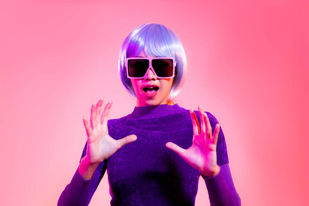 Cyber punk girl concept, asian woman in purple sweatshirt silver and blue short hair style wearing sunglasses posing like robot.	 - Foto, Imagem