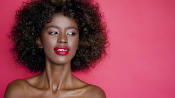 Портрет привабливої молодої африканки, що дивиться на рожевий фон
 - Кадри, відео