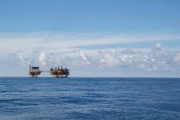 Výrobní proces ropy a zemního plynu plochý na moři - Fotografie, Obrázek