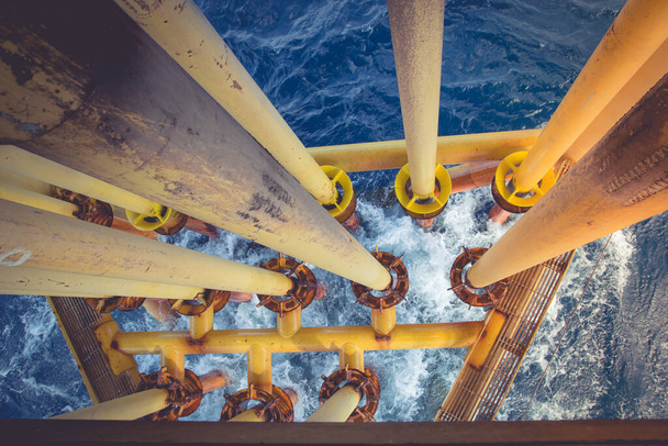 Tengeri fúrótorony sárga olaj- és gázkitermelés kőolajvezeték. - Fotó, kép