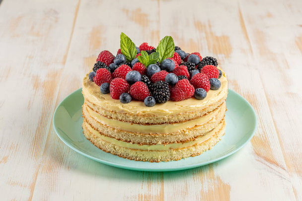 Homemade cake with fresh berries on wooden background.  - Foto, immagini