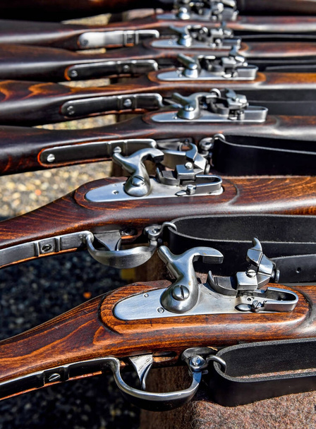 Старые старинные пистолеты в ряд - Фото, изображение