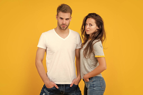 sexy man en vrouw staan samen in geruite shirt op gele achtergrond, relatie. - Foto, afbeelding