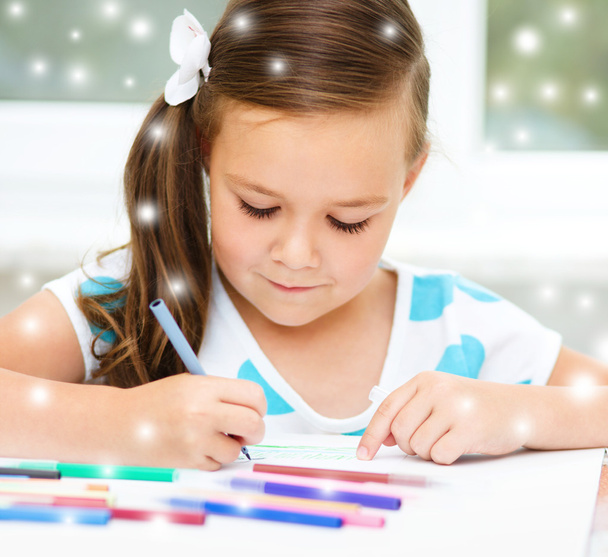 Дівчина малює за допомогою олівців
 - Фото, зображення