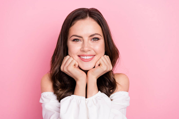 Portrait of young stunning good mood beaming lady relaxing summer holidays isolated on pink color background. - Foto, afbeelding