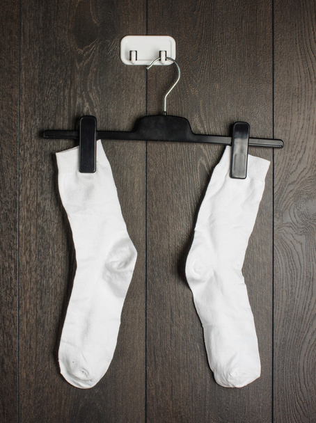 Пара білих шкарпеток на вішалці
 - Фото, зображення
