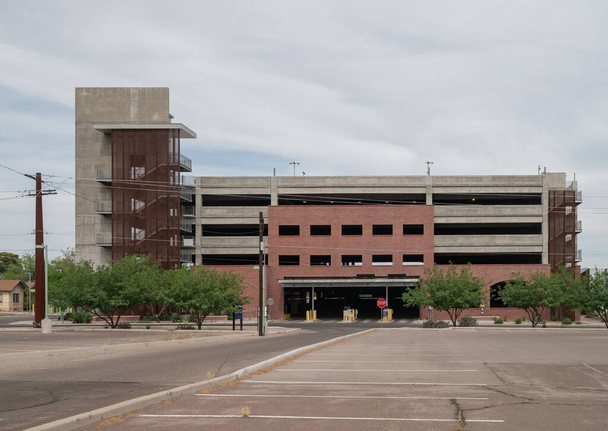Parkhaus-Struktur in Tucson Arizona. Leerer Parkplatz.  - Foto, Bild