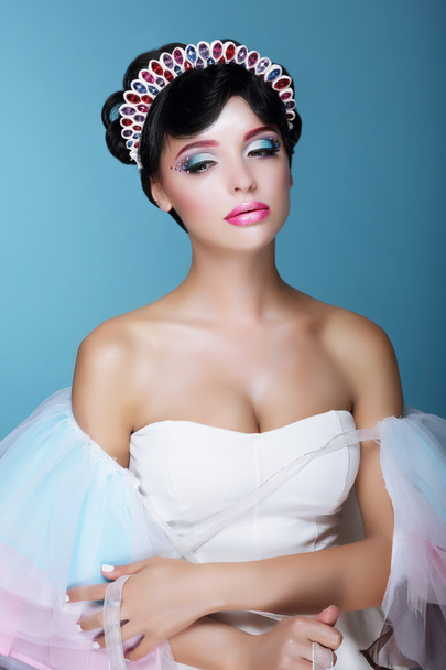 Inspiration. Fashion Model with Dramatic Theatrical Makeup and Diadem - Foto, Imagen