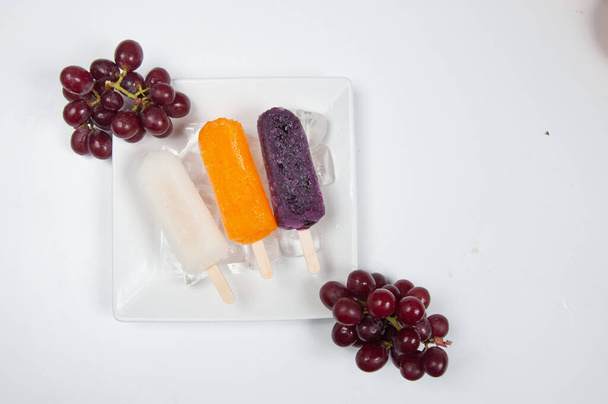 ice cream with fruits on white background - Foto, Imagem