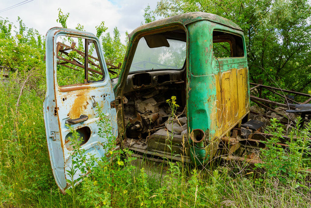 El cuerpo de un auto viejo en un cementerio abandonado. Fondo con espacio de copia para texto - Foto, imagen