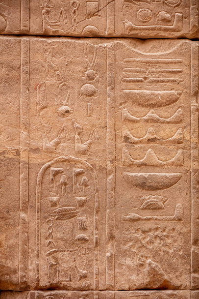 Erilaisia hieroglyfejä Karnakin temppelin seinillä ja pylväissä. Karnak temppeli on suurin monimutkainen muinaisessa Egyptissä. - Valokuva, kuva