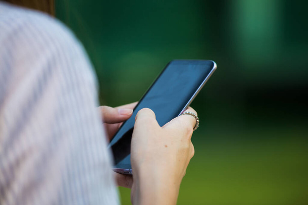 Fechar as mãos das mulheres segurando telefone celular com tela de espaço em branco cópia para sua mensagem de texto de publicidade ou conteúdo promocional. - Foto, Imagem