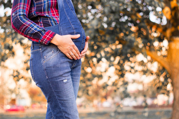 krásná těhotná žena dotýká její břicho rukama - Fotografie, Obrázek