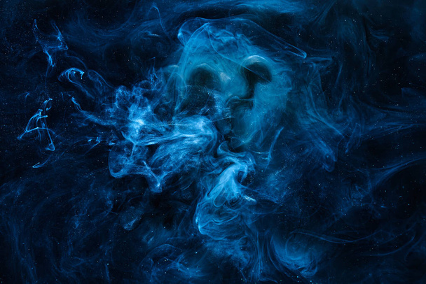 Vloeibare vloeibare kunst abstracte achtergrond. Blauwe acrylverf onder water, galactische rookoceaan                                - Foto, afbeelding