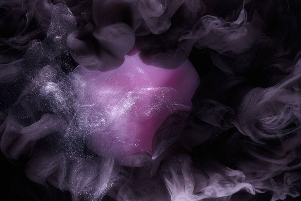 Vloeibare vloeibare kunst abstracte achtergrond. Roze dansen acryl verf onder water, oceaan ruimte rook - Foto, afbeelding