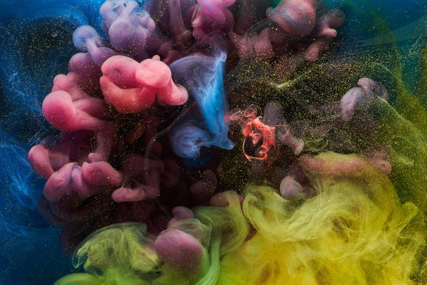 Arte líquido fluido fondo abstracto. Mezcla de pinturas acrílicas danzantes bajo el agua - Foto, Imagen