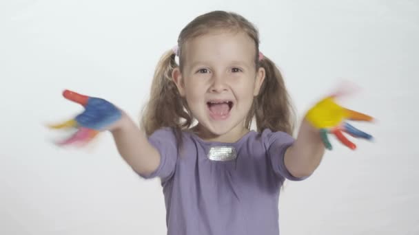 Pieni tyttö heiluttaa maalattuja käsiään
 - Materiaali, video