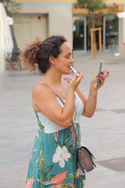 beautiful young woman with mobile phone in the city - Foto, immagini