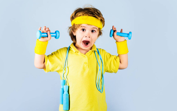 Fitnesskind. Sportlicher Junge mit Springseil und Hanteln. Fitnesstraining. Sport. Aktivität im Kindesalter - Foto, Bild