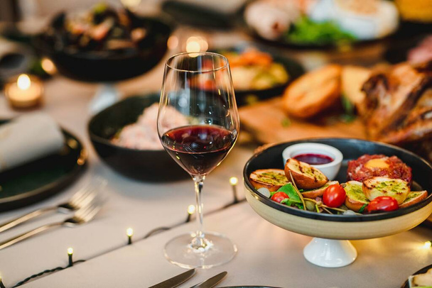 Wine Glass On Romantic Dinner Set - Foto, afbeelding