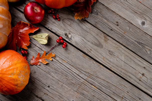 Состав тыкв и осенних листьев на деревянном фоне. Хэллоуин, осень, традиции и концепция празднования. - Фото, изображение