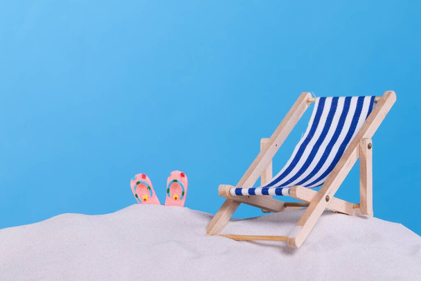 Καρέκλα παραλίας και σαγιονάρες στην παραλία - Φωτογραφία, εικόνα