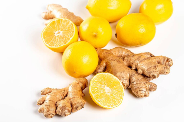 Fresh ginger roots with ripe lemons - Foto, afbeelding