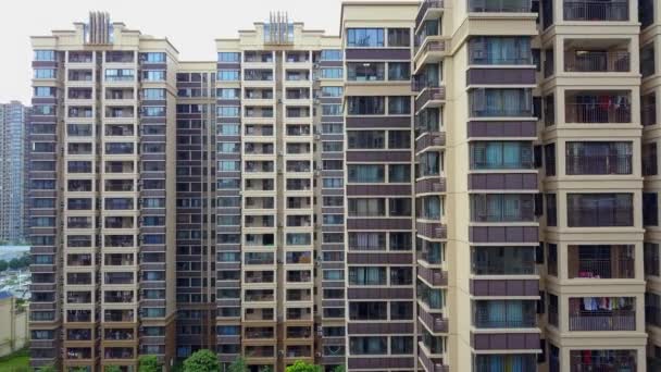 Pohled na vysoké budovy v moderní městské rezidenční čtvrti - Záběry, video