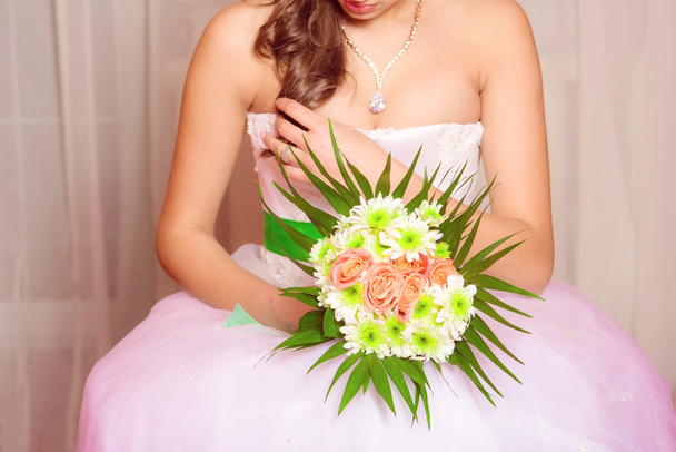Blumenstrauß in den Händen einer jungen Braut - Foto, Bild