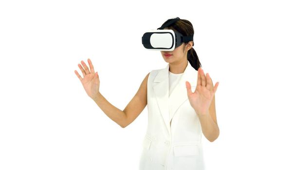 Asijská žena v bílých šatech pomocí brýlí virtuální reality, hrát interaktivní hru. Koncepce budoucí technologie. - Fotografie, Obrázek