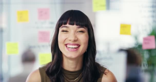 4k video filmación de una atractiva joven mujer de negocios soplando besos mientras está de pie en una oficina moderna. - Imágenes, Vídeo