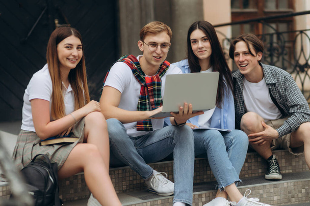 Boldog fiatal hallgatók csevegnek az egyetemen - Fotó, kép