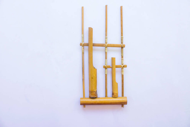 Angklung, l'instrument de musique traditionnel sundanais en bambou. Isolé sur fond blanc - Photo, image