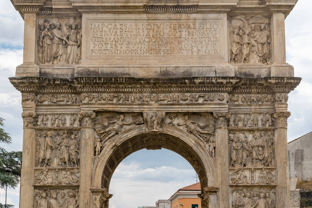 Arc de Trajan, ancien arc de triomphe romain, Bénévent, Campanie, Italie - Photo, image